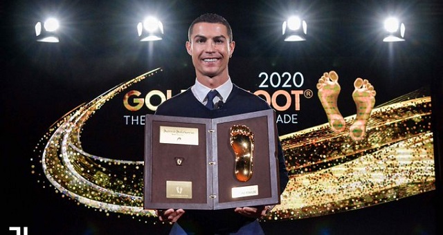رونالدو يتسلم جائزة القدم الذهبية 2020