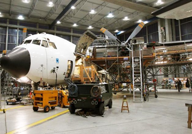 تداعيات كورونا.. وزير الصناعة يكشف عن تراجع قطاع الطيران وتصنيع أجزاء الطائرات