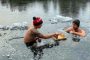 في درجة حرارة 20 تحت الصفر.. رجلان يلعبان الشطرنج في بحيرة (فيديو)