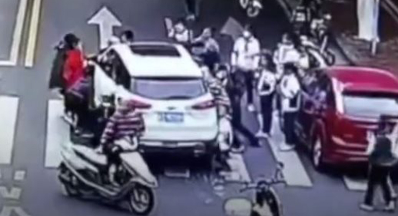 إنقاذ طالبة دهستها سيارة وتوقفت فوق جسدها (فيديو)
