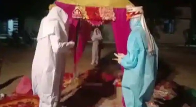 الحب يهزم كورونا.. عروسان يتزوجان داخل الحجر الصحي في الهند (فيديو)