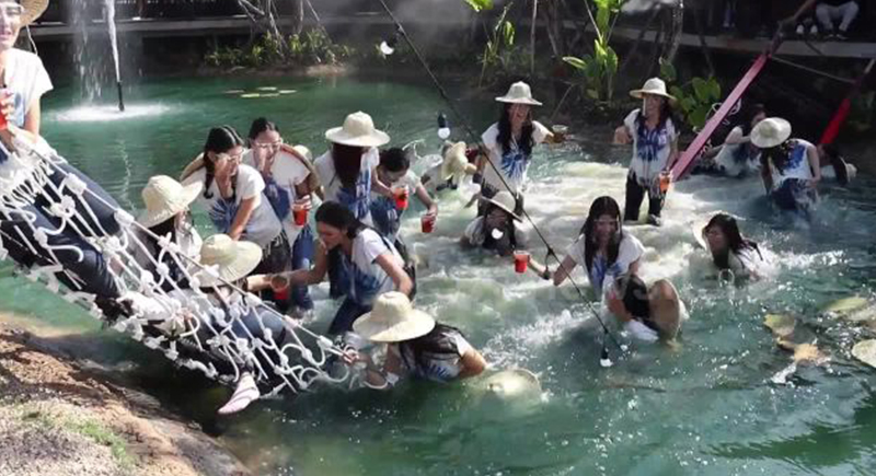 تايلاندا .. لحظة سقوط 30 ملكة جمال في بحيرة (فيديو)
