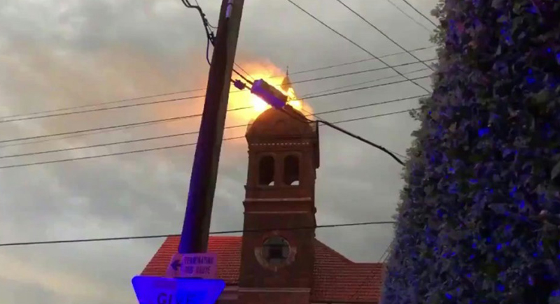 صاعقة تضرب برج كنيسة وتشعل النار فيه (فيديو)