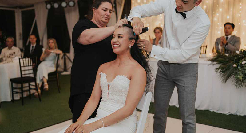 عروس تحلق شعرها يوم الزفاف تضامنا مع أمها المريضة بالسرطان (فيديو)