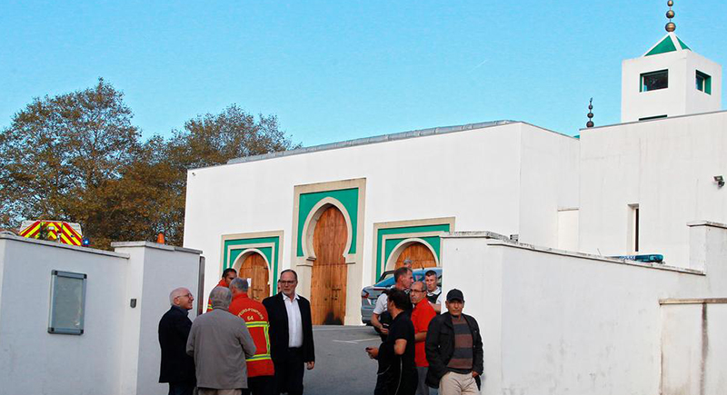 تفتيش 76 مسجدا في فرنسا ووزير الداخلية يهدد بإغلاق بعضها