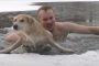 صحفي روسي يغطس في بحيرة متجمدة لإنقاذ كلب غارق (فيديو)