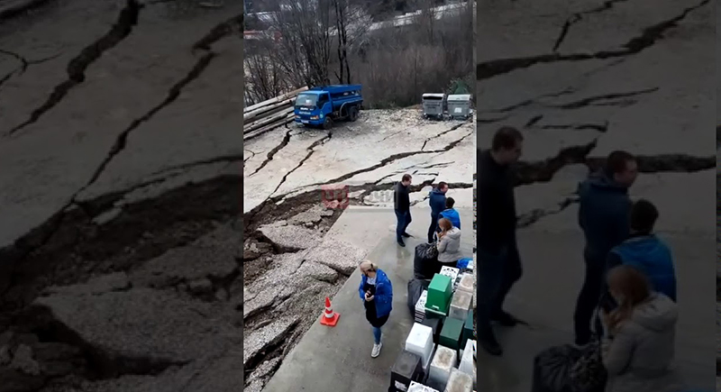 انهيار أرضي يبتلع سيارة جنوبي روسيا (فيديو)