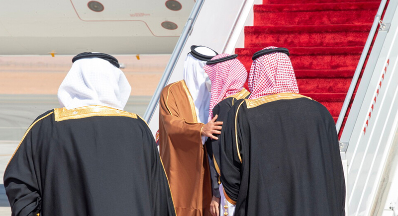 محمد بن سلمان يستقبل أمير قطر تميم بن حمد في مطار العلا (فيديو)