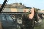 دبابة عسكرية تسحق سيارة صحفي أثناء التصوير (فيديو)