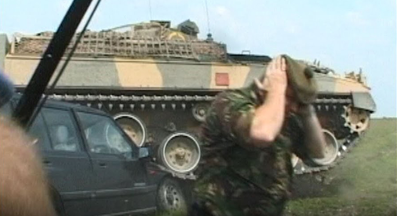 دبابة عسكرية تسحق سيارة صحفي أثناء التصوير (فيديو)