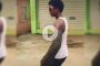 شاب ينقل مستعمرة نحل كاملة على ذراعه العارية (فيديو)