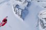 مغامر يطير فوق قمم جبال الألب مستخدما بذلة مجنحة (فيديو)