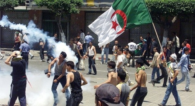 الجزائر.. عودة الحراك الشعبي بمطالب اجتماعية وسياسية