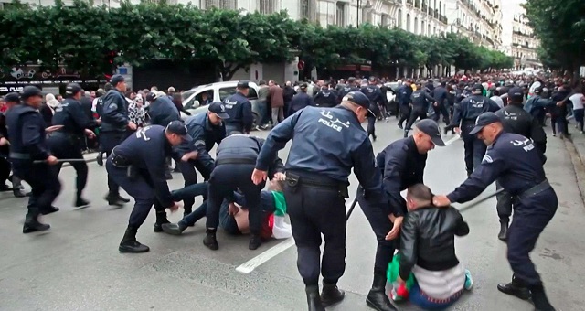 اعتقال العشرات من نشطاء الحراك في عدد من الولايات الجزائرية