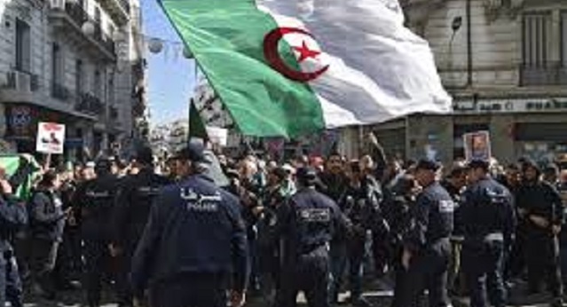 منظمة حقوقية.. السلطة بالجزائر “تسلك طريقا خطيرا على مستقبل البلاد”