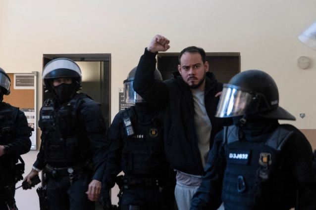 بالفيديو.. اعتقال مغني راب شهير انتقد النظام الملكي الإسباني وقوات الشرطة