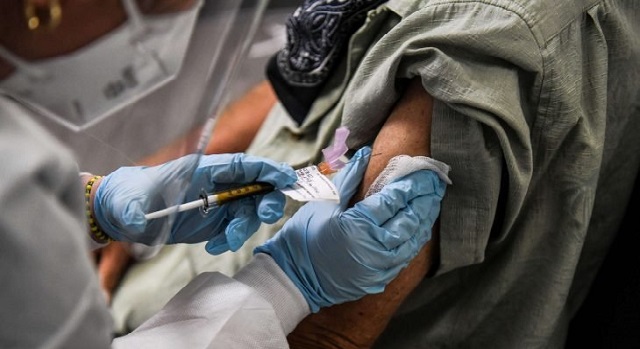 كورونا عبر العالم.. الإصابات تقترب من 104 مليون وتطعيم أكثر من 100 مليون شخص