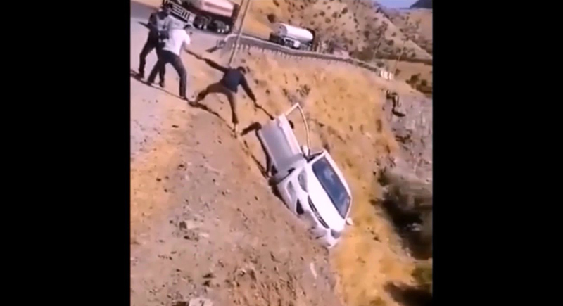 إنقاذ قائد سيارة قبل لحظات من انزلاقها فوق منحدر (فيديو)