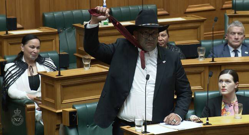 نيوزيلاندا: طرد نائب من البرلمان لعدم ارتدائه ربطة عنق