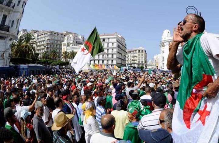 الحراك الجزائري.. مسيرات احتجاجية حاشدة للمطالبة بالتغيير