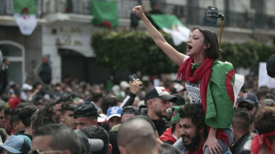 رغم القمع والإنزال الأمني.. الحراك الجزائري يواصل المطالبة بدولة مدنية