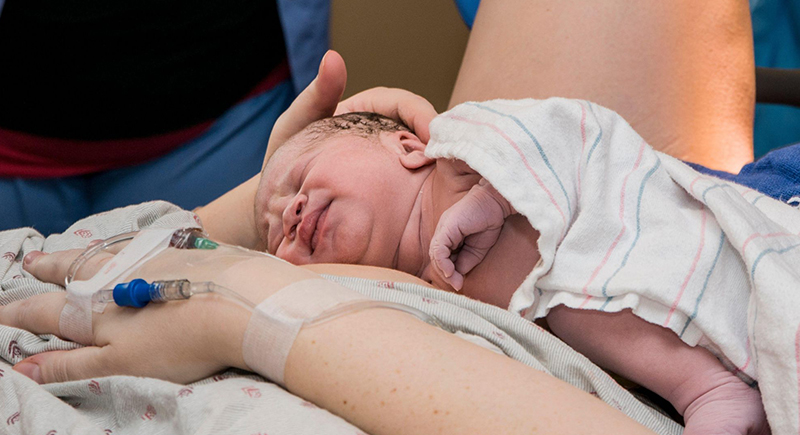 ولادة أول رضيعة تحمل أجساما مضادة لكورونا بعد تطعيم والدتها