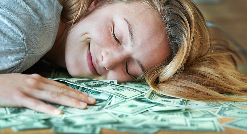 دراسة تكشف حقيقة ارتباط المال بالسعادة
