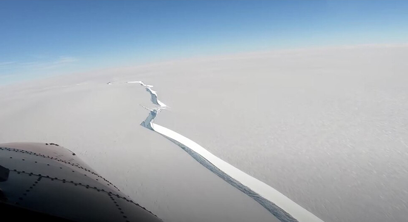 بالفيديو.. انفصال كتلة جليدية عملاقة عن القارة القطبية الجنوبية