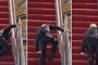 بايدن يسقط أثناء صعوده درج الطائرة الرئاسية (فيديو)
