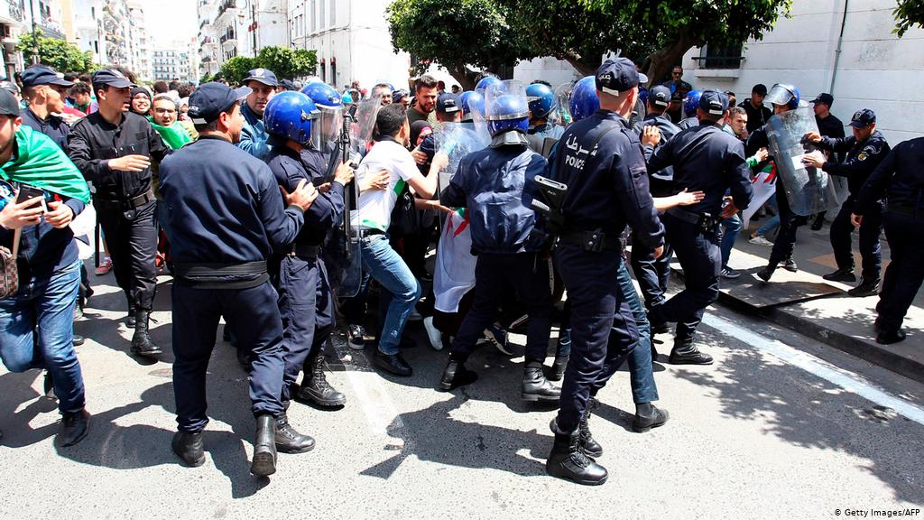 وقفة احتجاجية بجنيف للتنديد بالقمع والتعذيب في الجزائر