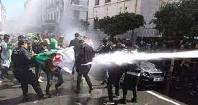 الجزائر.. استنكار عارم لإجهاض النظام لمسيرة الطلبة بالقمع والإعتقالات