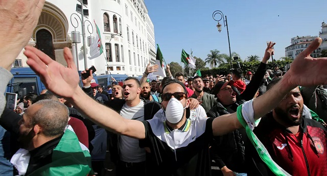 الجزائر.. النظام يحاول تقسيم المتظاهرين بالترويج للخوف من حركة 