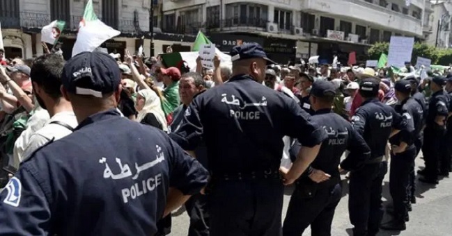 وسط زخم الحراك.. النظام الجزائري يوقف 8 نشطاء ويستحضر نظرية 