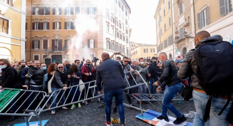إيطاليا: اشتباكات مع الشرطة احتجاجا على قيود كورونا