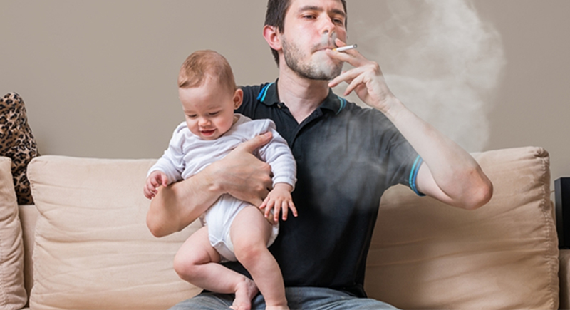 5 مخاطر على الأطفال بسبب تدخين الآباء