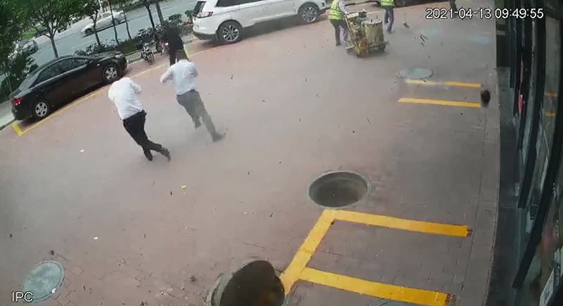 لحظة انفجار 3 بالوعات في الصين (فيديو)