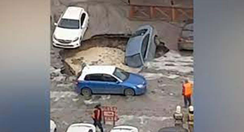 سقوط 3 سيارات في حفرة مليئة بالماء المغلي (فيديو)