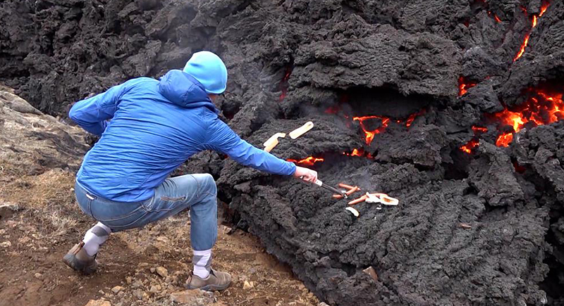 طهي أطعمة فوق الحمم البركانية في أيسلندا (فيديو)