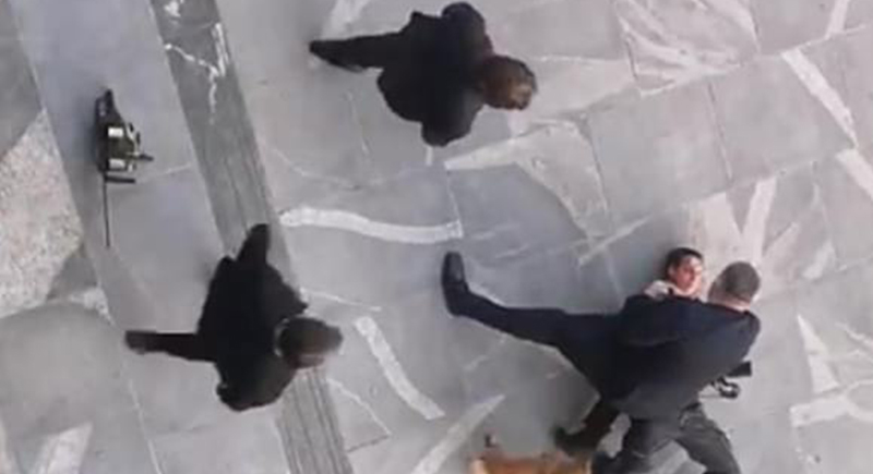 محتج يحاول اقتحام البرلمان بواسطة منشار (فيديو)