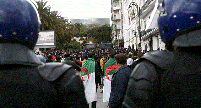 العفو الدولية.. النظام الجزائري يستخدم كل وسيلة متاحة له لسحق المعارضة وإسكات المحتجين