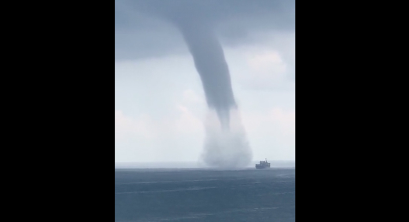 سفينة تنجو بأعجوبة من إعصار (فيديو)
