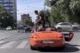 شاب روسي يعبر الطريق بطريقته الخاصة (فيديو)