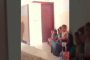 عائلة فلسطينية تحتمي بالدعاء أثناء قصف الاحتلال لمنزلهم (فيديو)