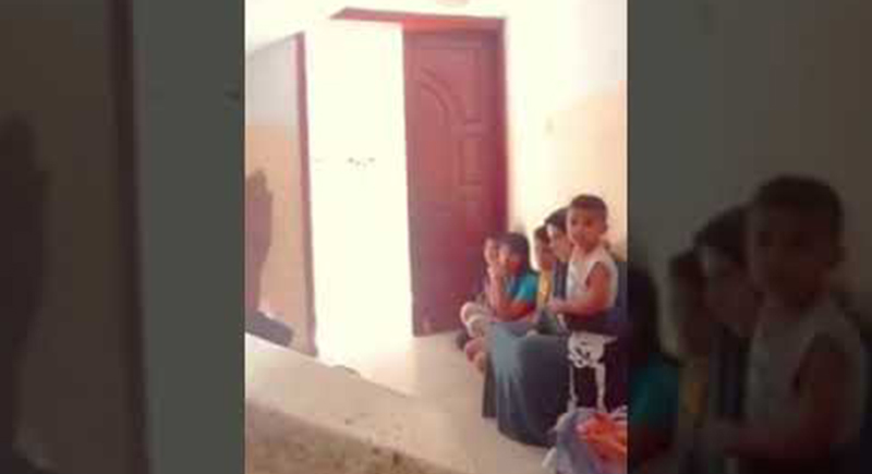 عائلة فلسطينية تحتمي بالدعاء أثناء قصف الاحتلال لمنزلهم (فيديو)