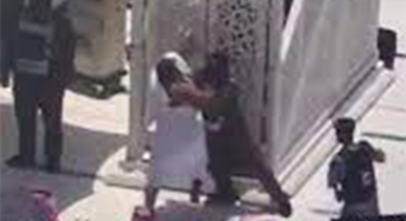 القبض على معتمر حاول الهجوم على خطيب الحرم المكي (فيديو)
