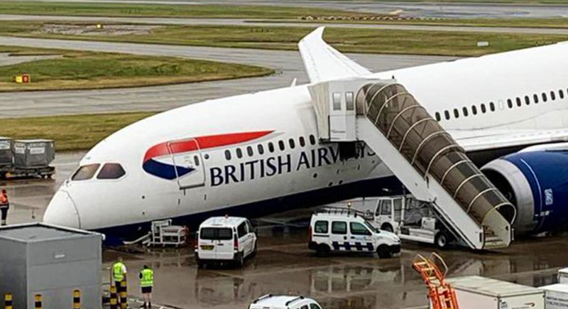 اصطدام مقدمة طائرة ركاب بريطانية بالأرض أثناء إقلاعها (فيديو)