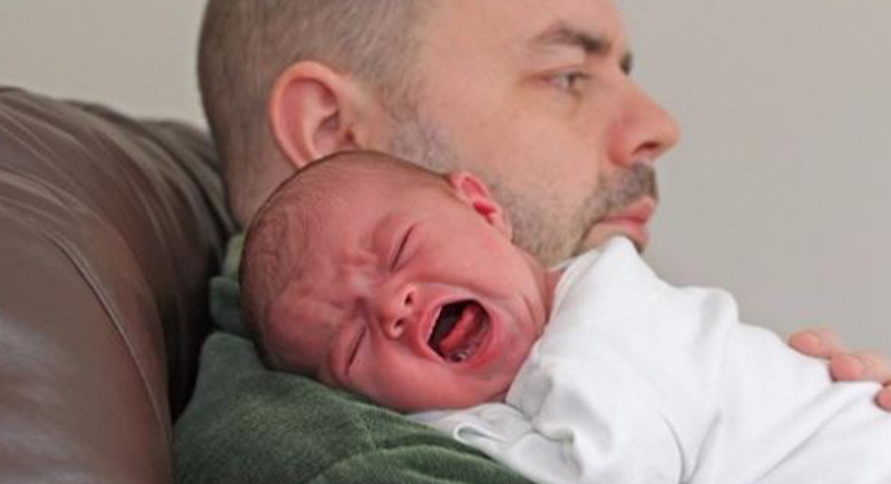 دراسة: الآباء الجدد يصابون باكتئاب مابعد الولادة مثل النساء