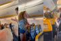 امرأة تعتدي على ركاب طائرة بسبب كمامة (فيديو)