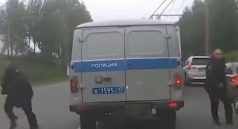 رجل يحاول الهروب من سيارة الشرطة بطريقة طريفة (فيديو)