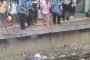 شاب ينقذ عجوزا سقطت على قضبان قطار وأصيبت بإغماء (فيديو)
